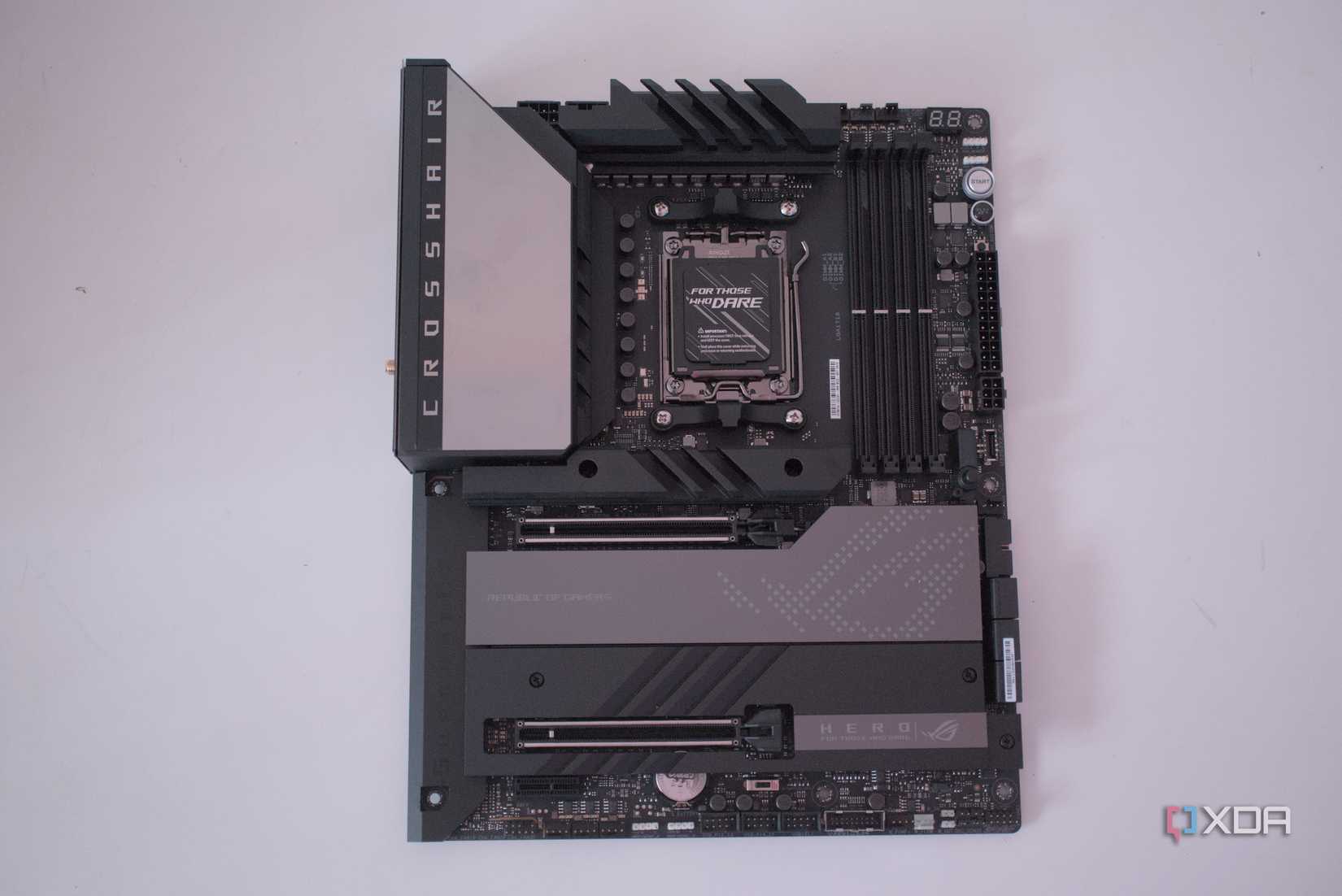 ASUS ROG Crosshair X670E Hero top