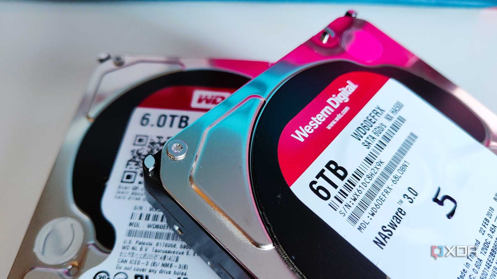 Dos discos duros Western Digital de 6 TB, uno encima del otro