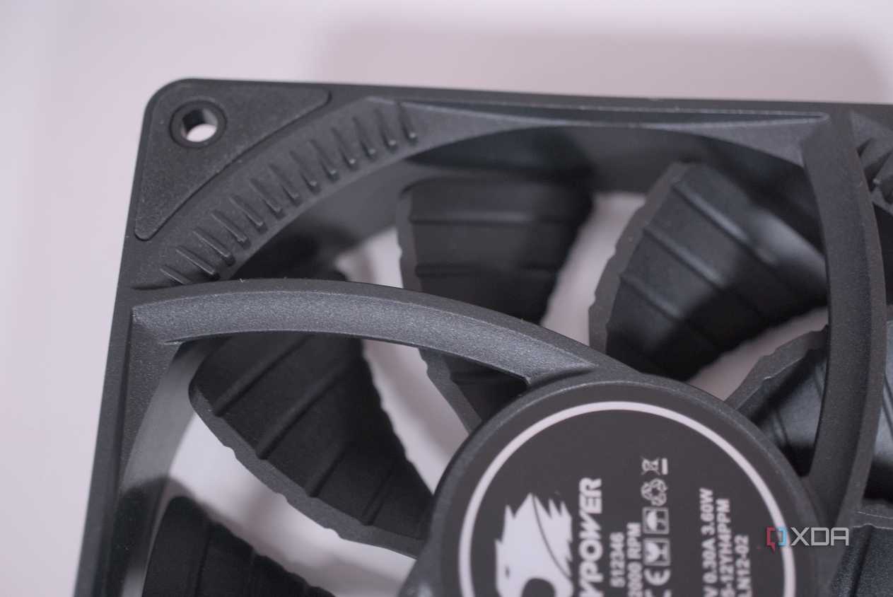 iBUYPOWER AW4 360 fan blades