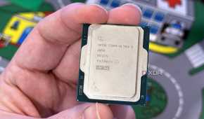 intel core ultra 9 285k held in fingers