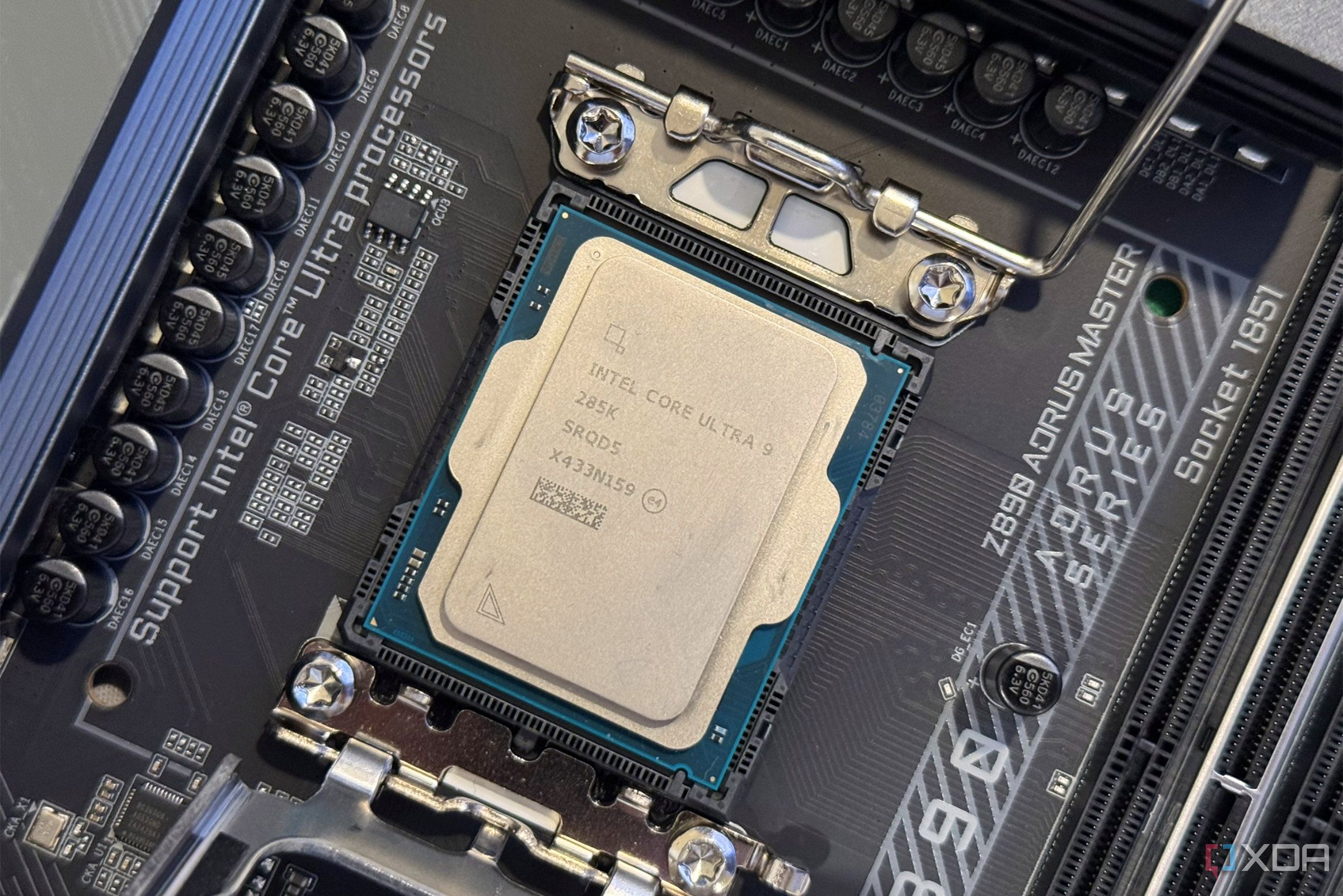 Intel Core Ultra 9 285k en zócalo con clip de retención abierto