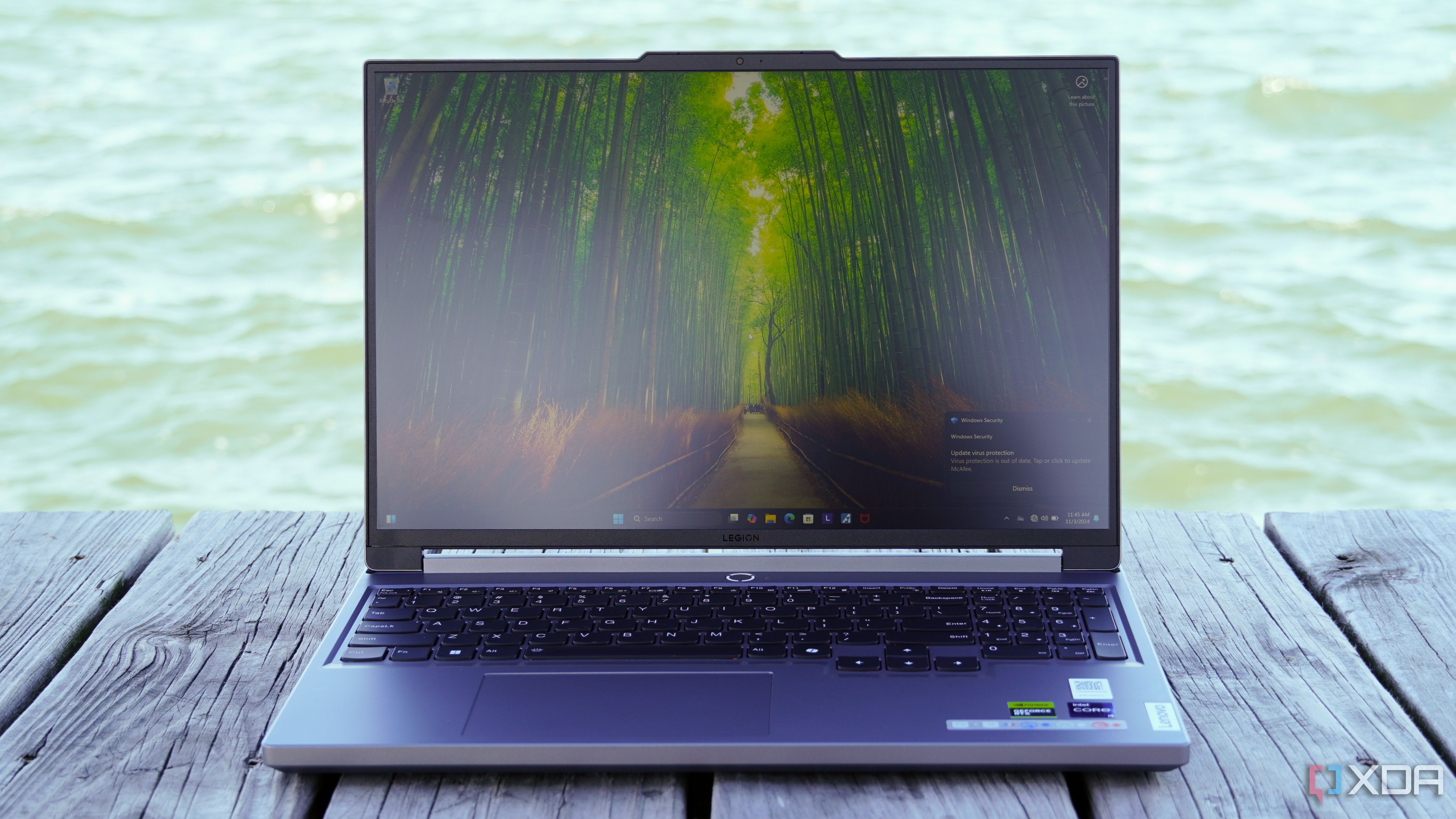 El Lenovo Legion 5 en un banco frente al agua.