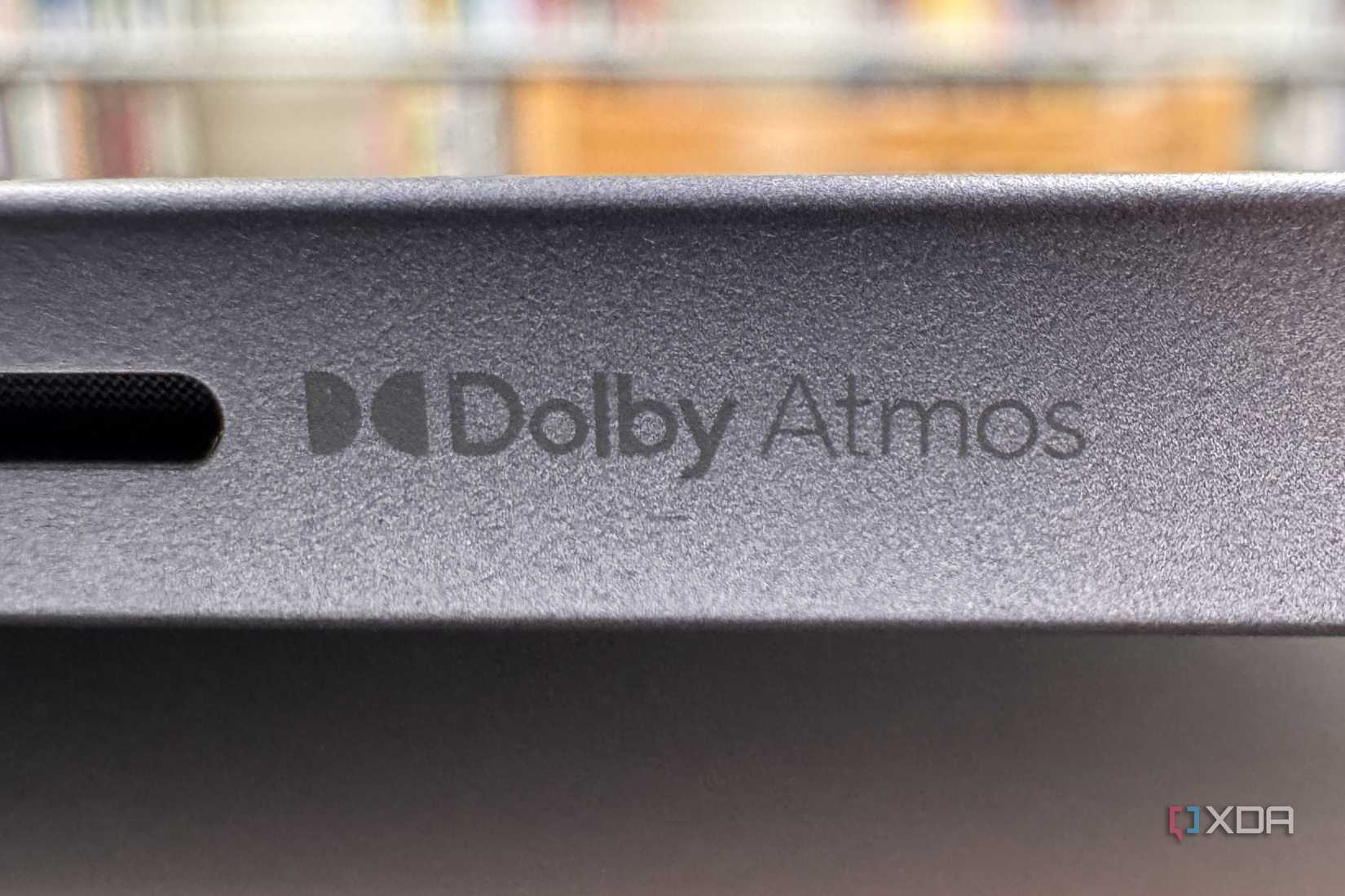 Маркировка Dolby Atmos на корпусе Lenovo Tab Plus