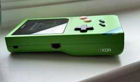 modretro chromatic in leaf color seen from the left side showing the game boy link port