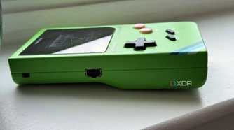 modretro chromatic in leaf color seen from the left side showing the game boy link port