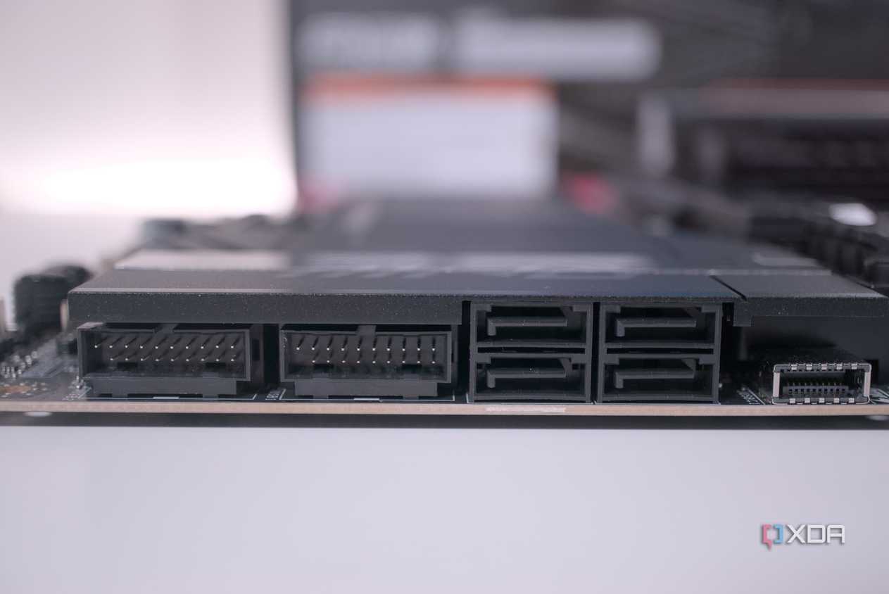 MSI MPG X870E Carbon WiFi internal I/O