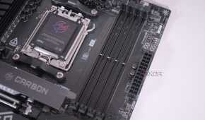 MSI MPG X870E Carbon WiFi DIMM slots
