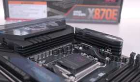 MSI MPG X870E Carbon WiFi VRM heatsinks