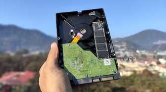 A person holding an HDD and an SSD