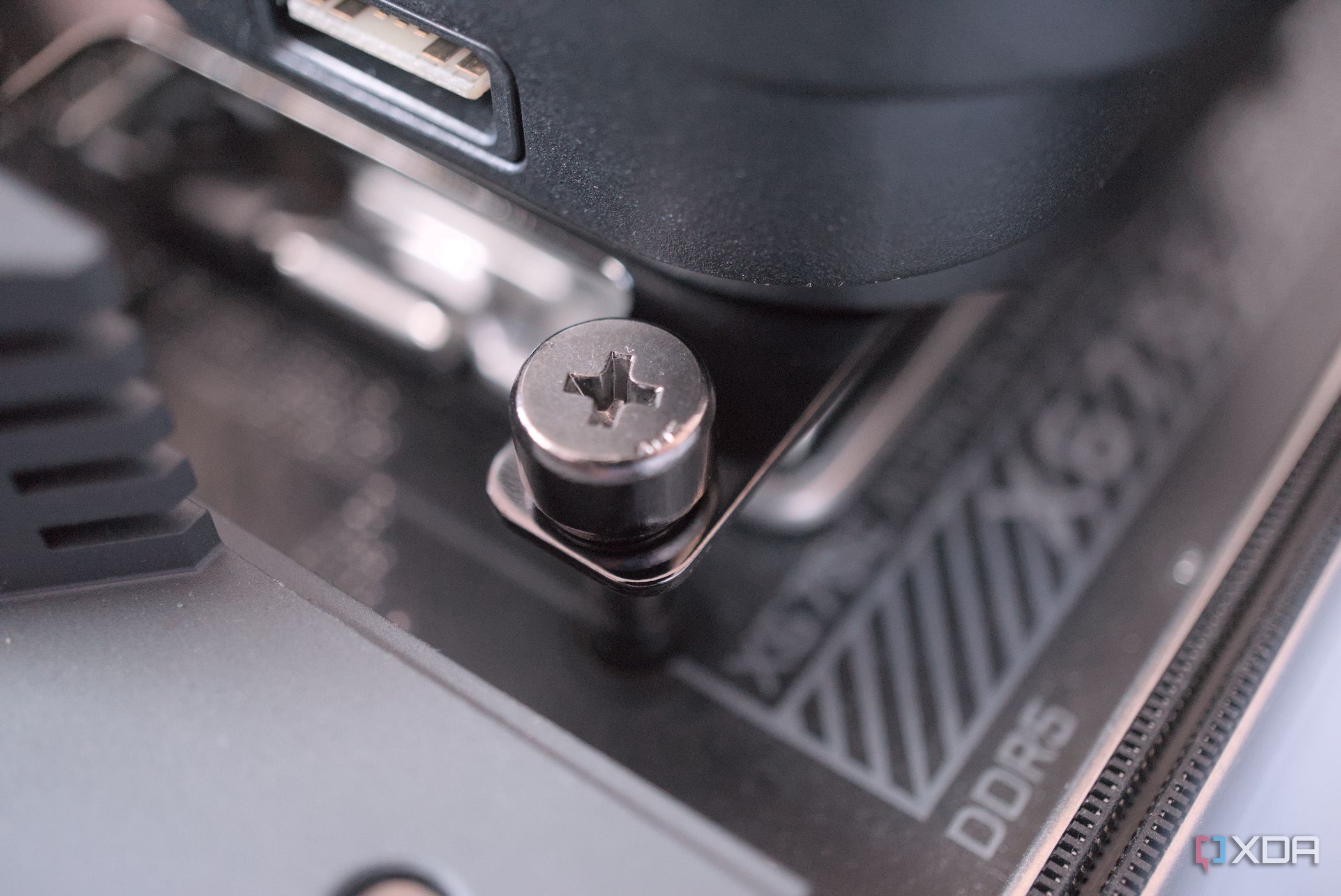 Corsair iCUE Link Titan 360 RX RGB bracket screw