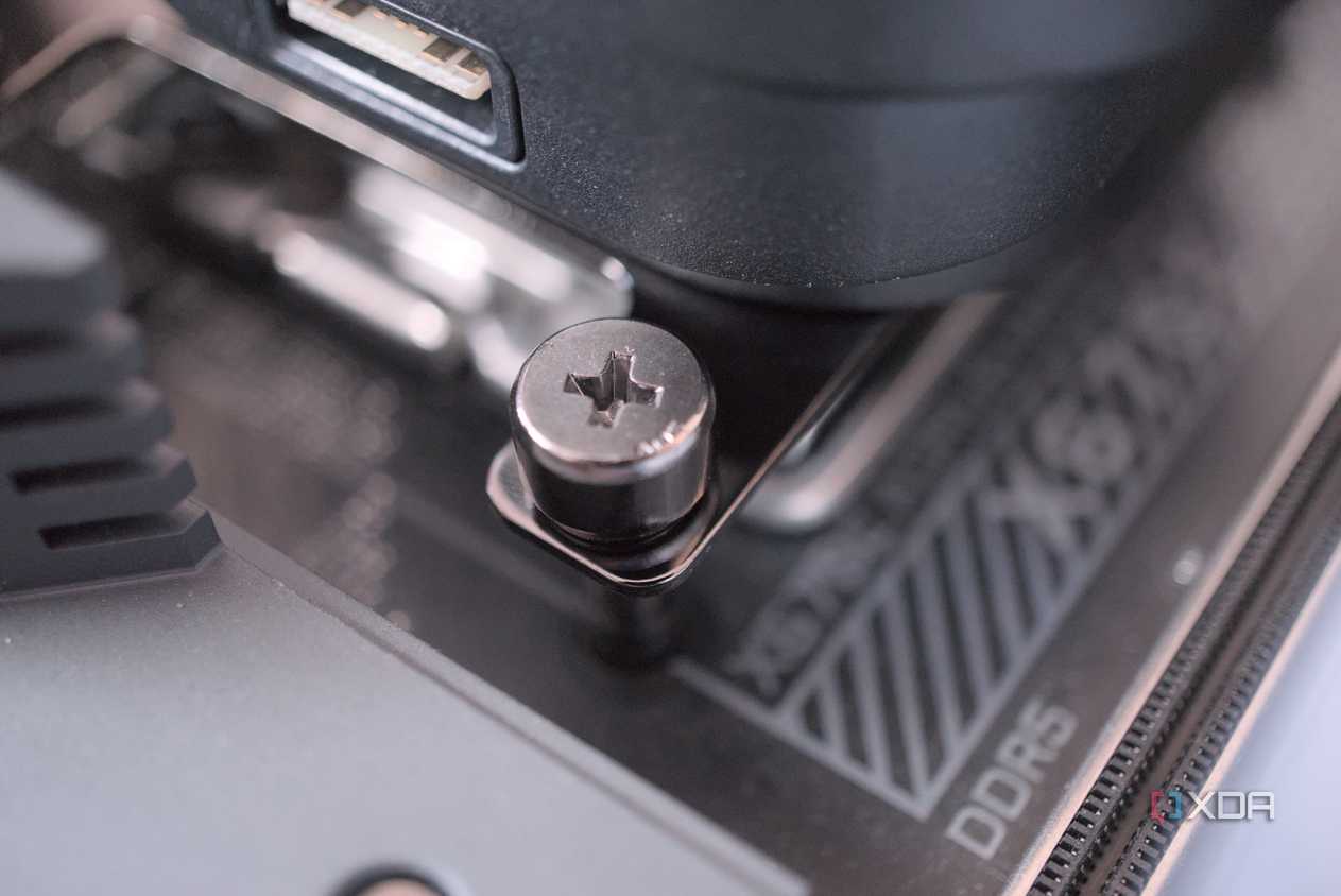 Corsair iCUE Link Titan 360 RX RGB bracket screw