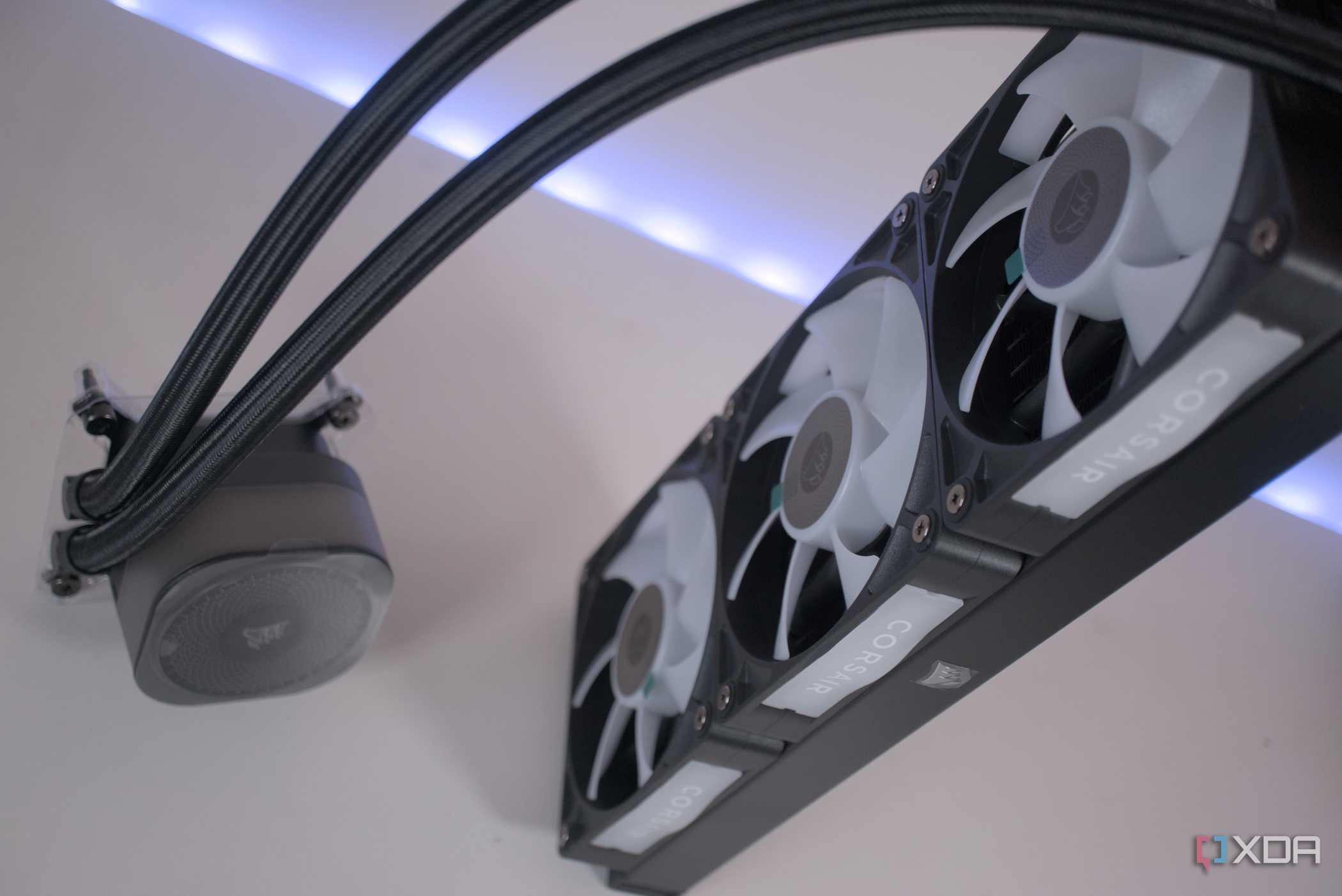 Corsair iCUE Link Titan 360 RX RGB vertical