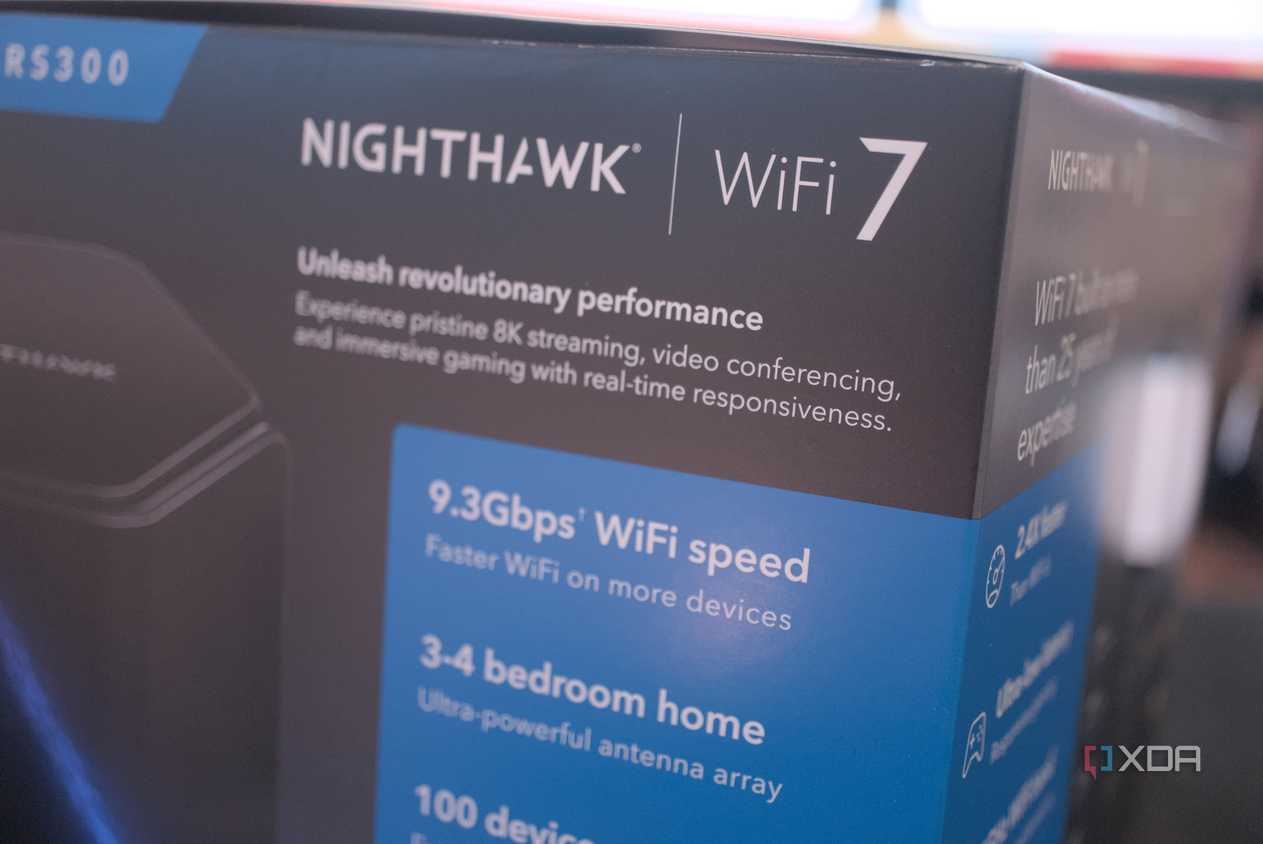 Netgear Nighthawk RS300 box branding