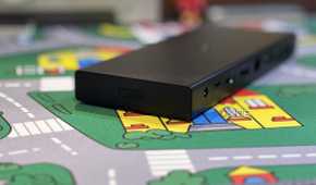 razer usb 4 dock showing the power button