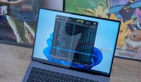 A Windows 11 laptop running Task Manager DeLuxe