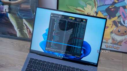 A Windows 11 laptop running Task Manager DeLuxe