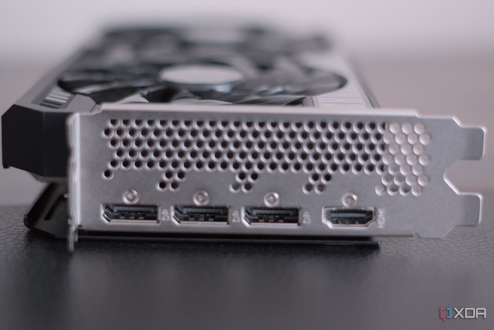 ASRock Arc B570 Challenger ports