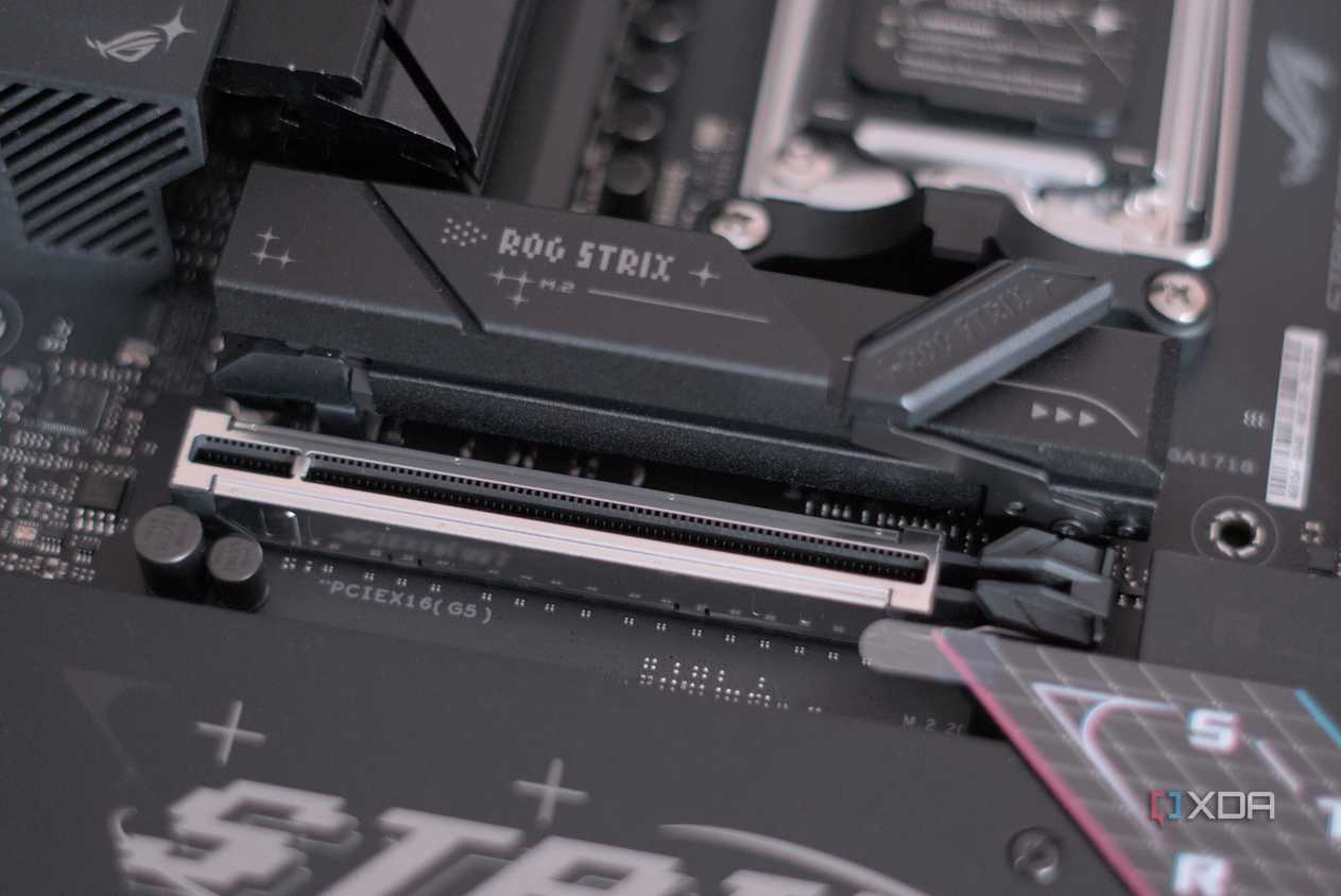Asus ROG Strix B850-F Gaming WiFi SSD latch