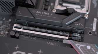 Asus ROG Strix B850-F Gaming WiFi SSD latch