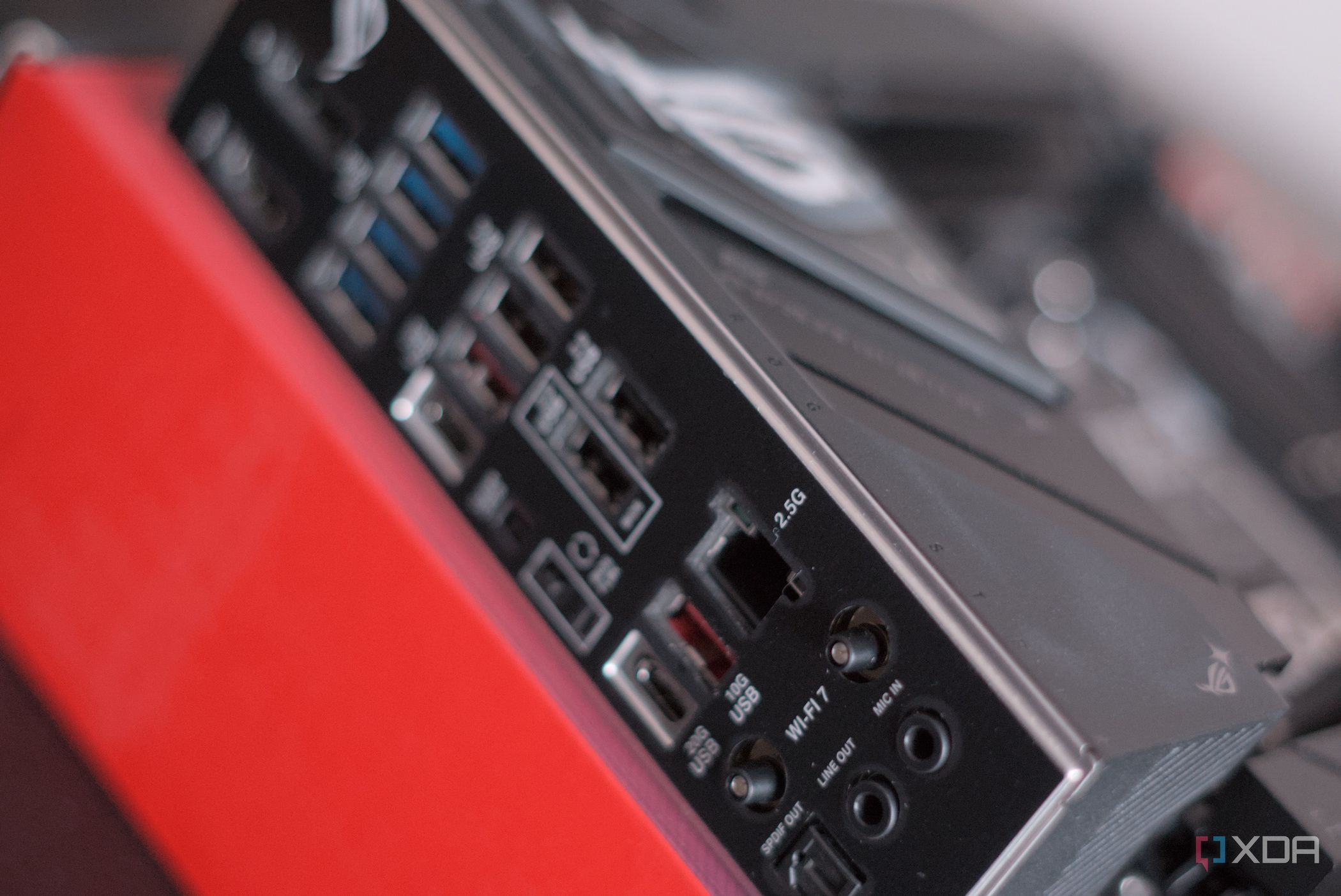 Ángulo de E/S trasera WiFi para juegos Asus ROG Strix B850-F