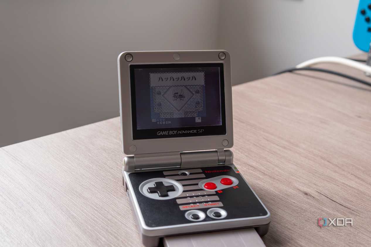 A Game Boy Advance SP running a Japanese copy of The Frog for Whom the Bell Tolls