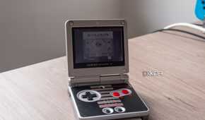 A Game Boy Advance SP running a Japanese copy of The Frog for Whom the Bell Tolls
