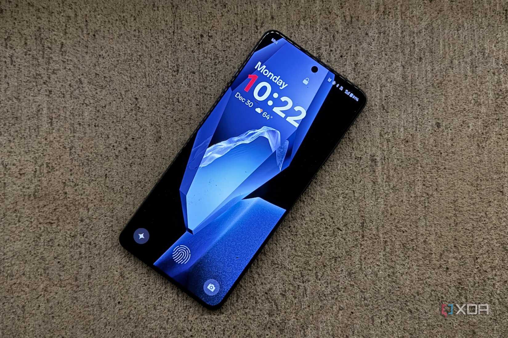 El OnePlus 13R tumbado sobre una encimera de mármol