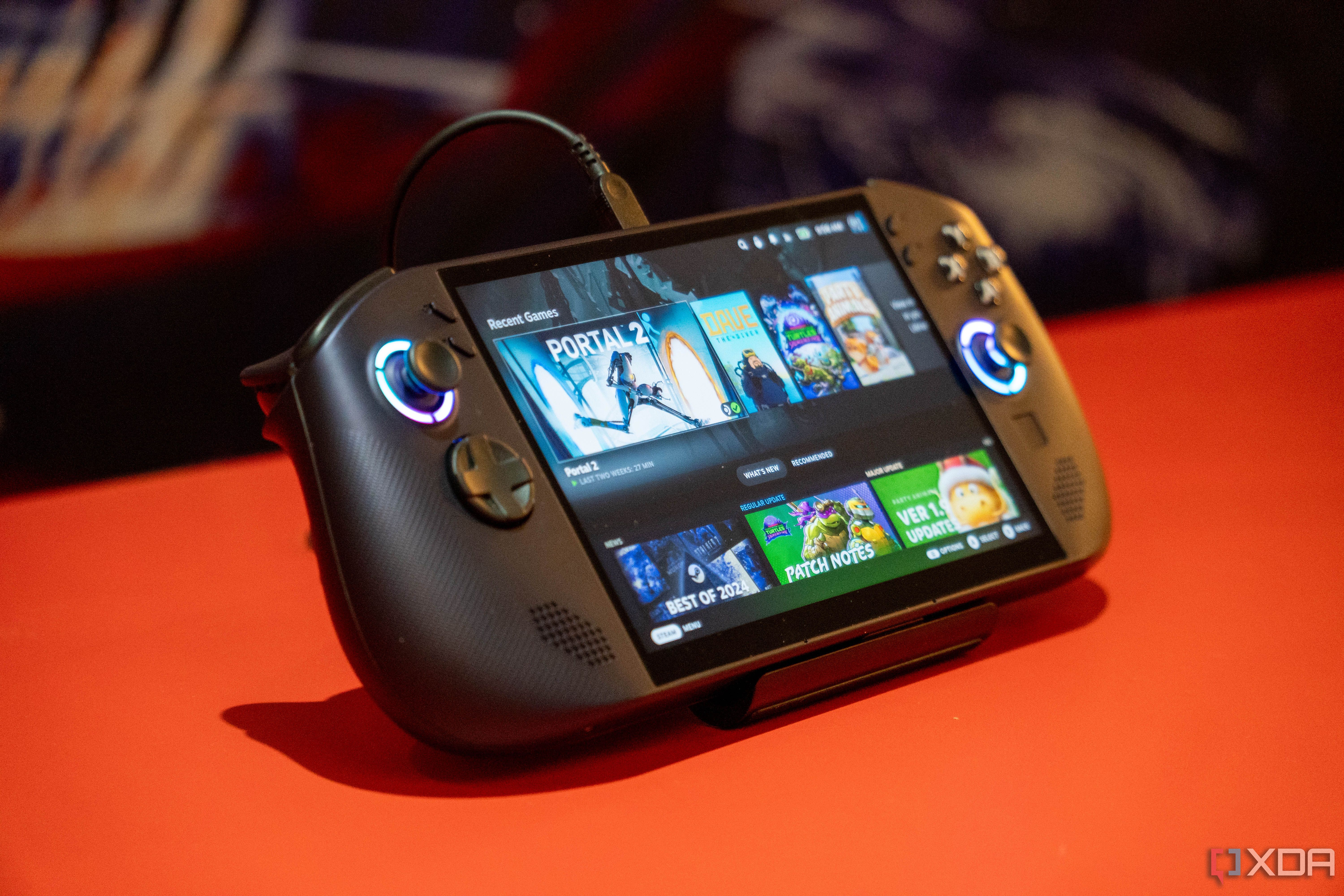 Vista en ángulo del Lenovo Legion Go S con Steam OS