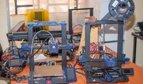 3d-printers-on-a-table-1