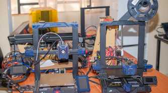 3d-printers-on-a-table-1
