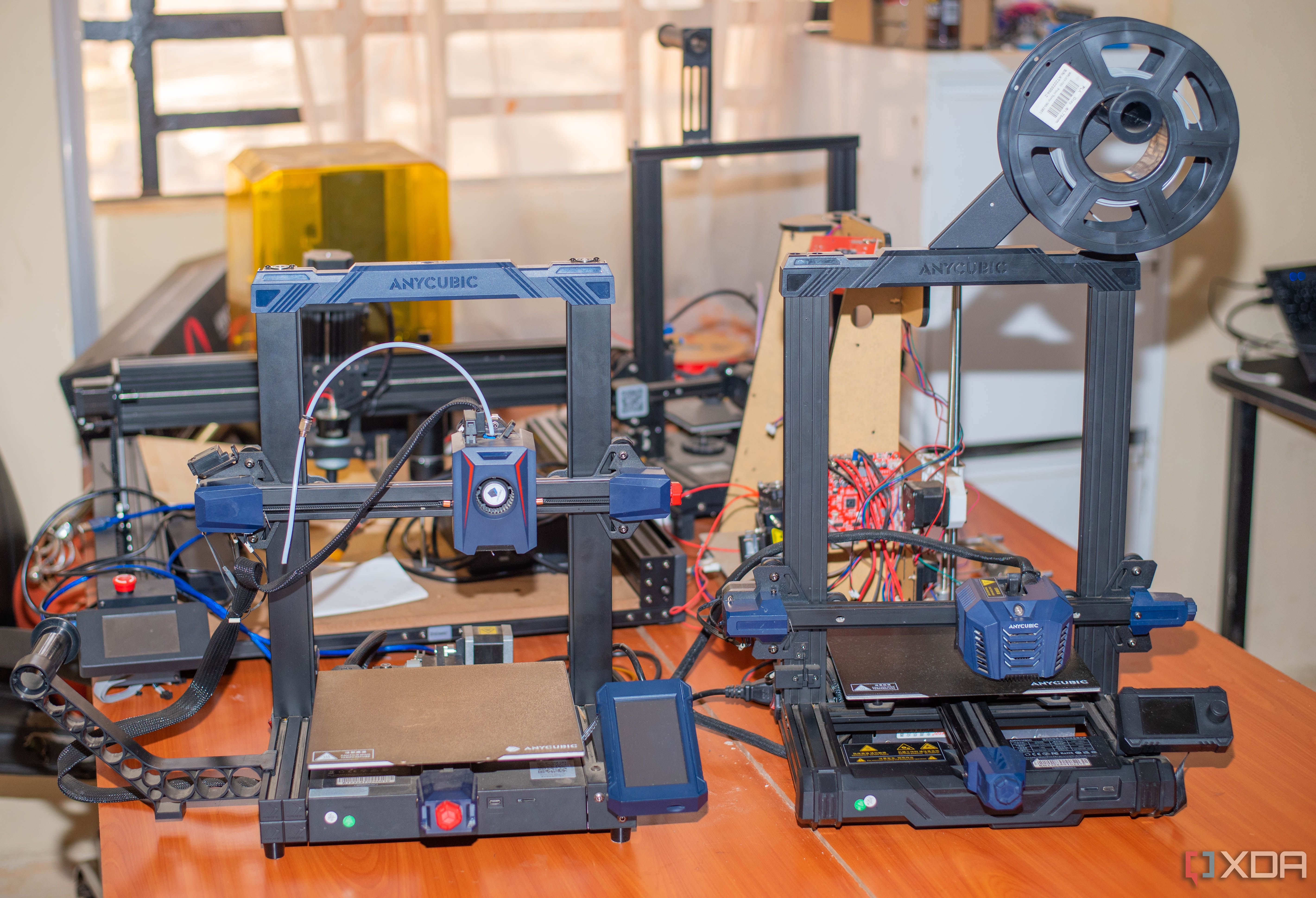 Dos impresoras 3D encima de una mesa