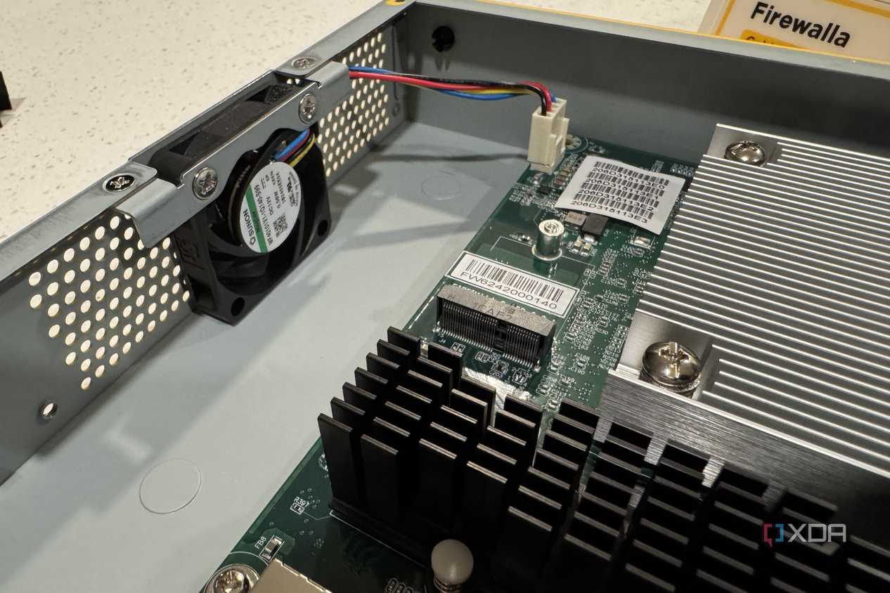 firewalla gold pro hardware firewall inside fan