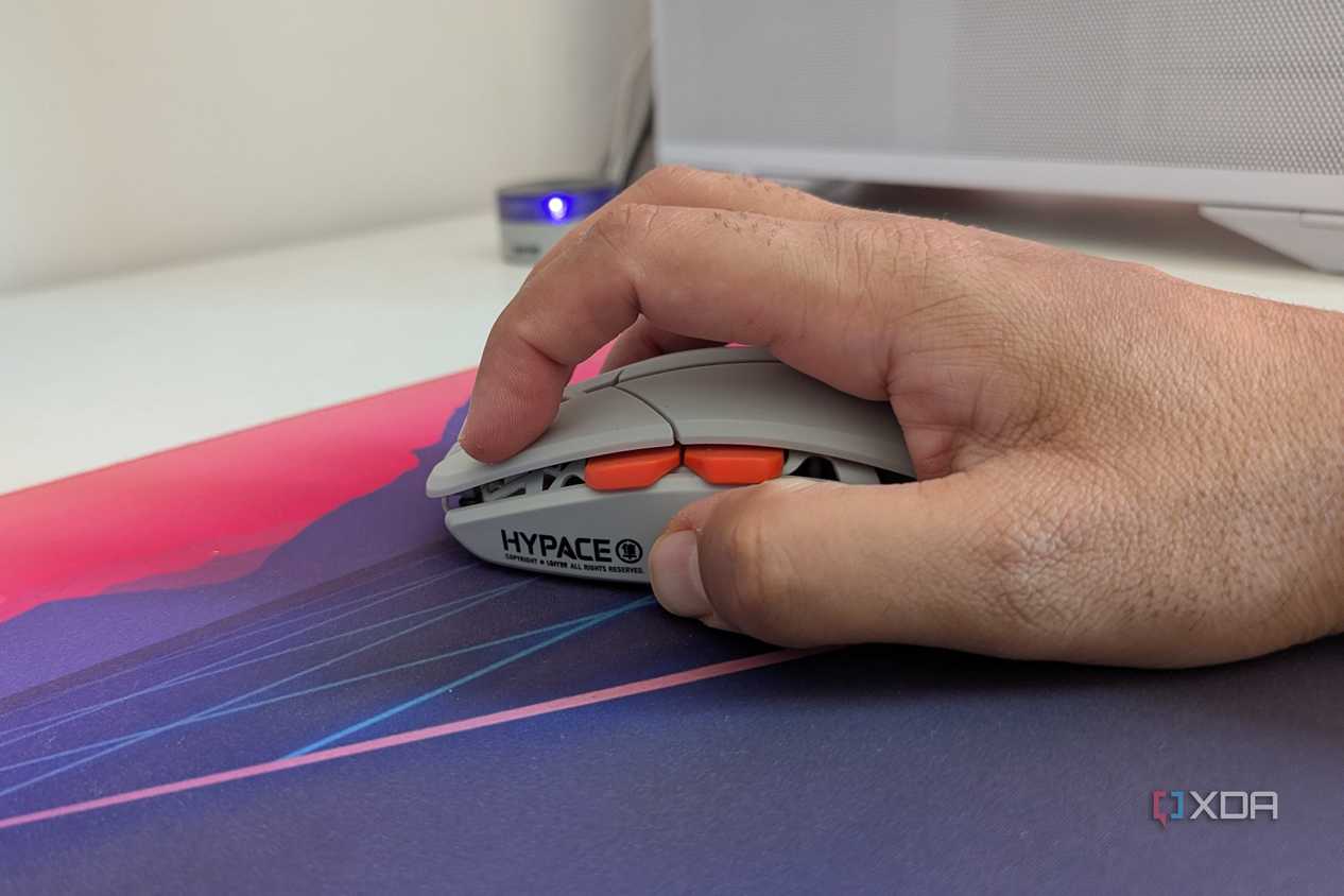 A person holding a gaming mouse in a claw grip