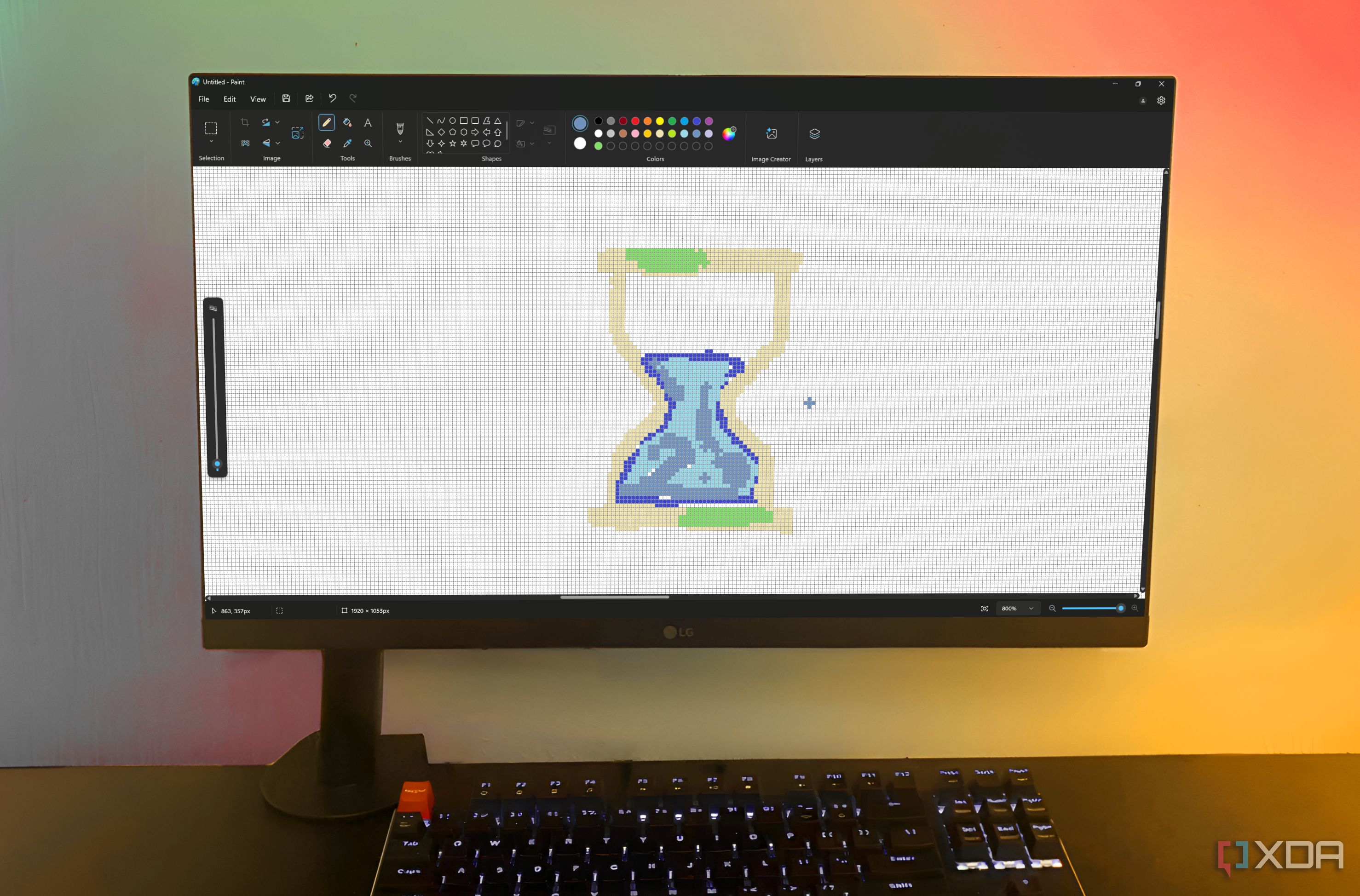 Microsoft Paint pixel art mostrado en una PC de escritorio