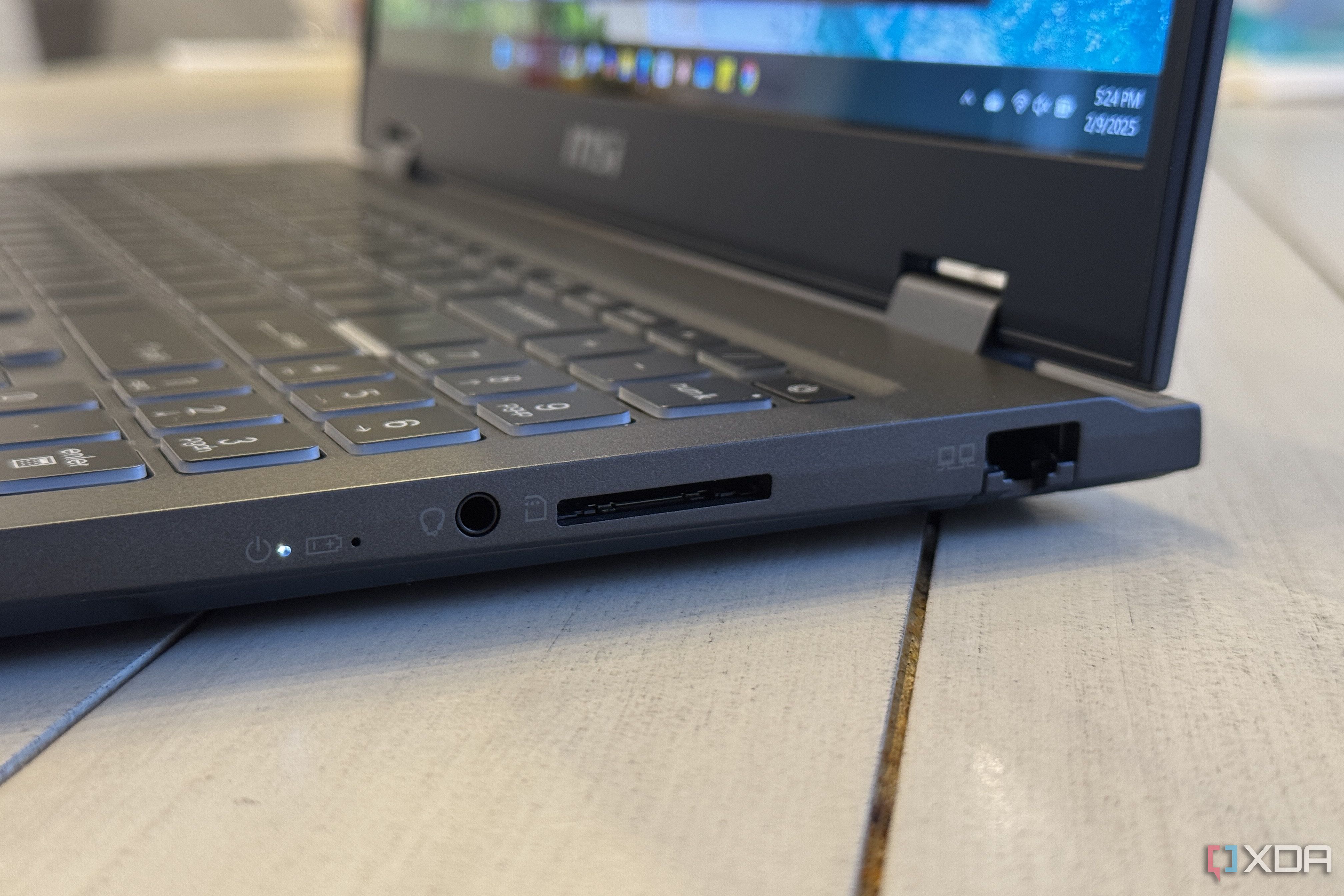 msi-prestige-16-ai-285h-right-side-ports