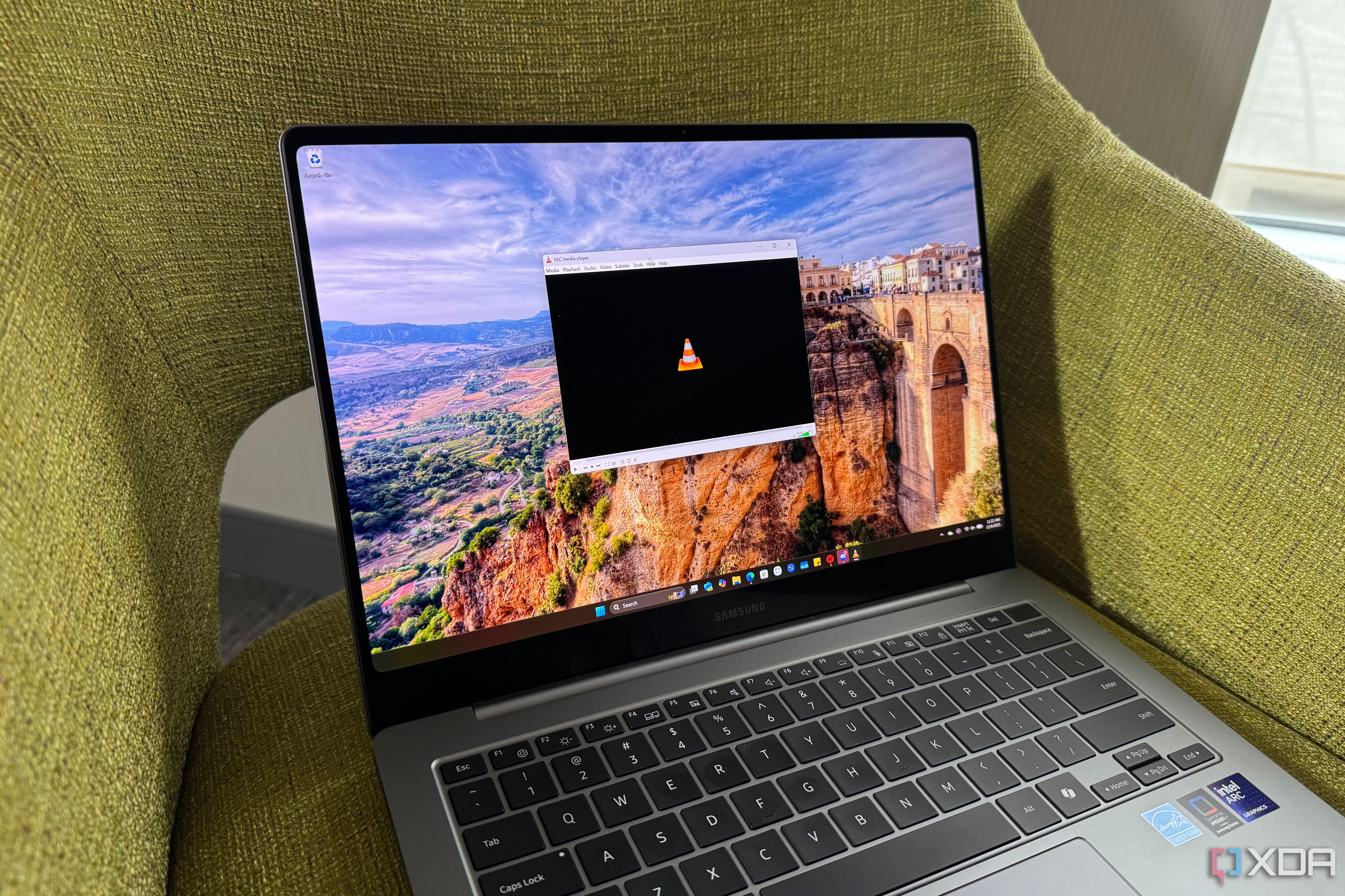 Reproductor VLC en la pantalla de un portátil.