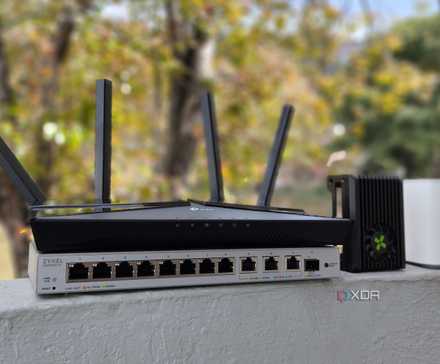 Một bộ định tuyến TP Link, SBC Radxa X4, bộ định tuyến mesh D-Link và Switch Zyxel