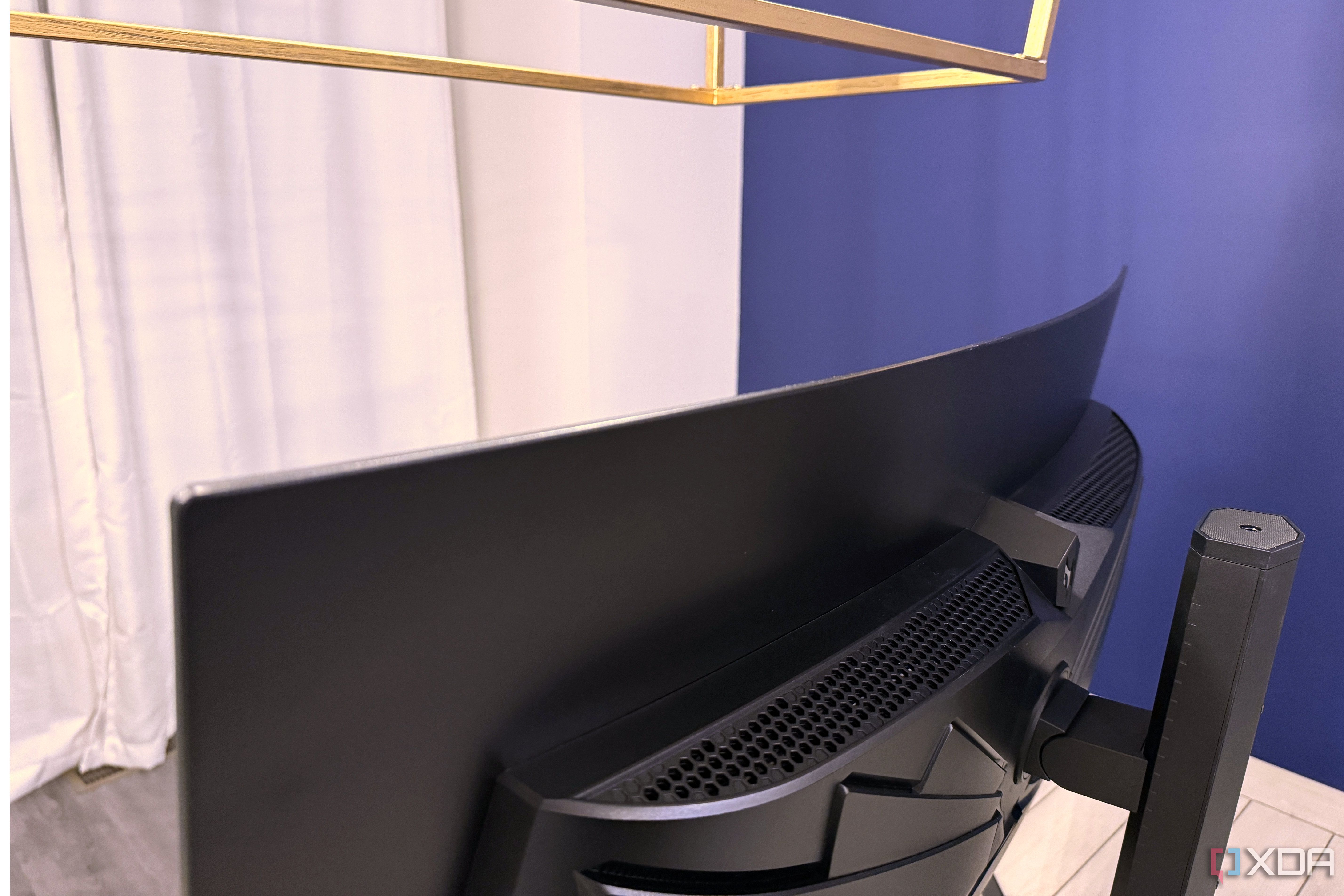 acer predator x34 x5 showing the top curve