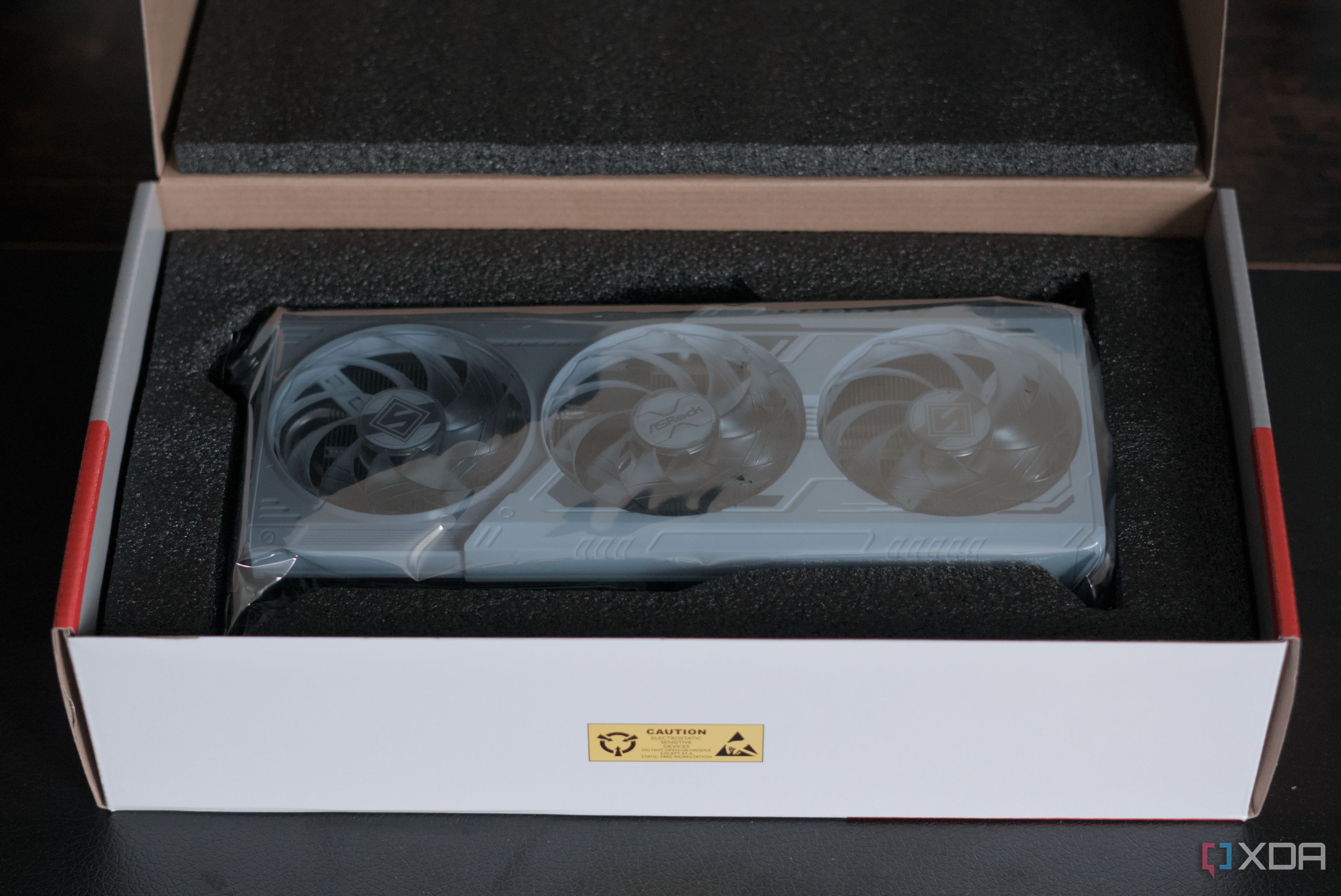 amd-radeon-rx-9070-steel-legend-unbox