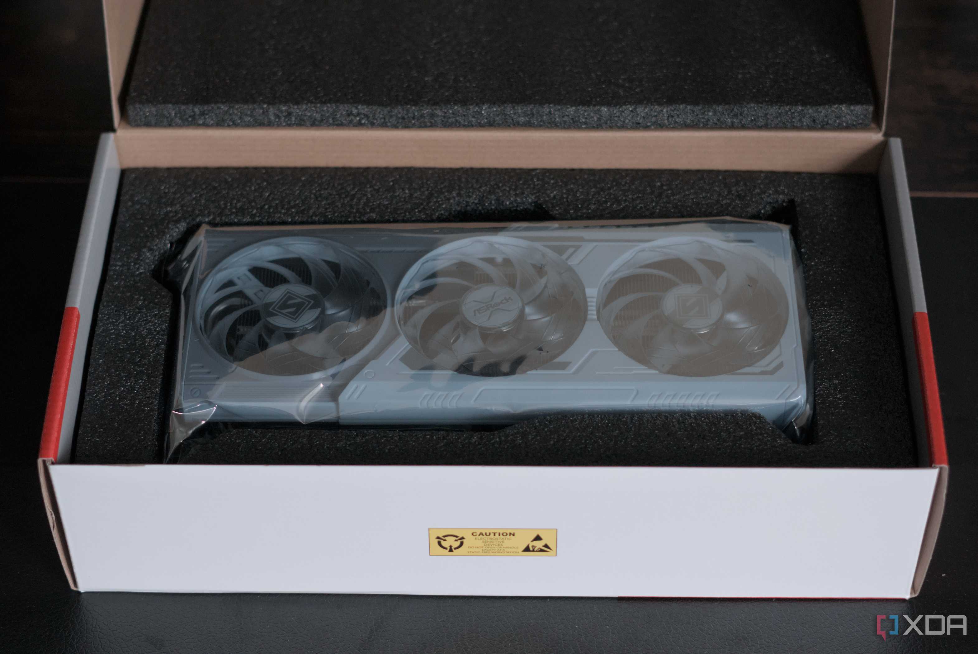 amd-radeon-rx-9070-steel-legend-unbox