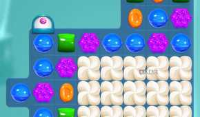 Mobile screenshot of the game Candy Crush Saga, showing the game's match-3 gameplay.