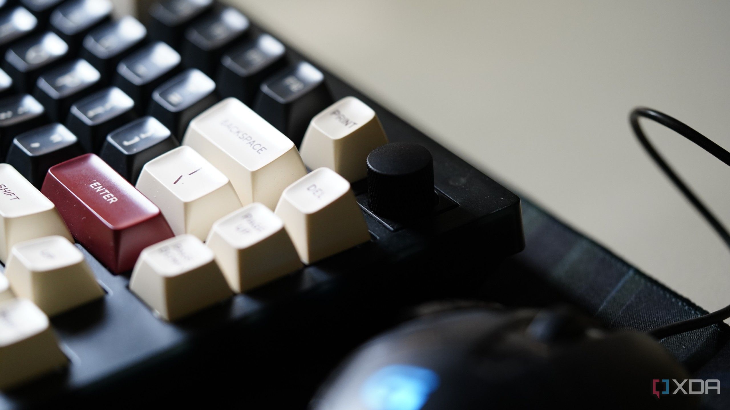 Keychron-V1-volume-knob-side-profile