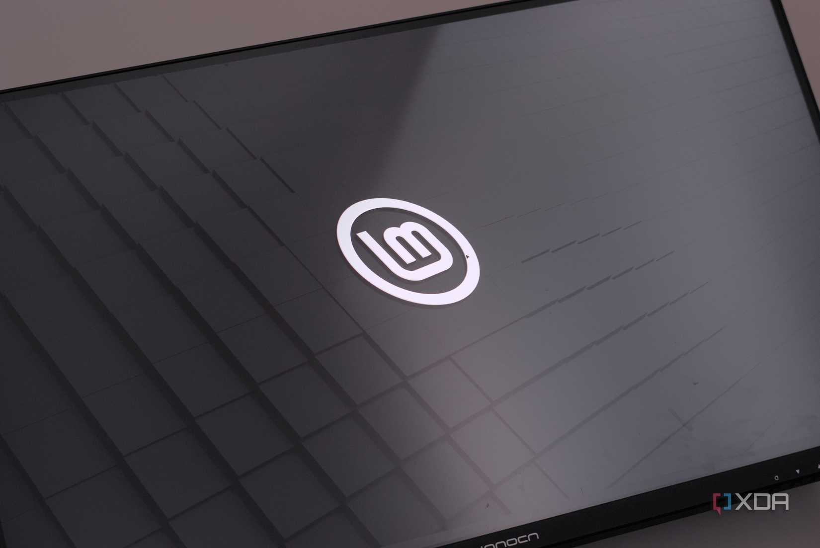 An image of Linux Mint 22.1 running on a PC.
