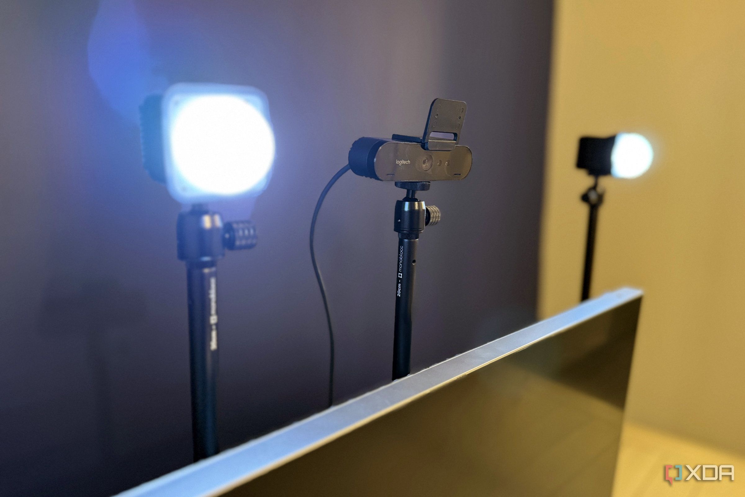 monoblocc-lights-camera-front