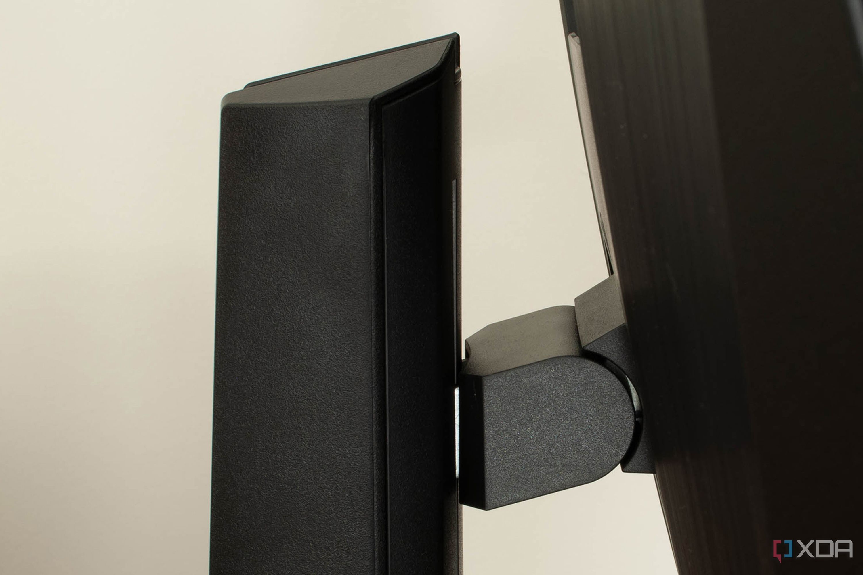 MSI-272URX-QD-OLED-stand-arm