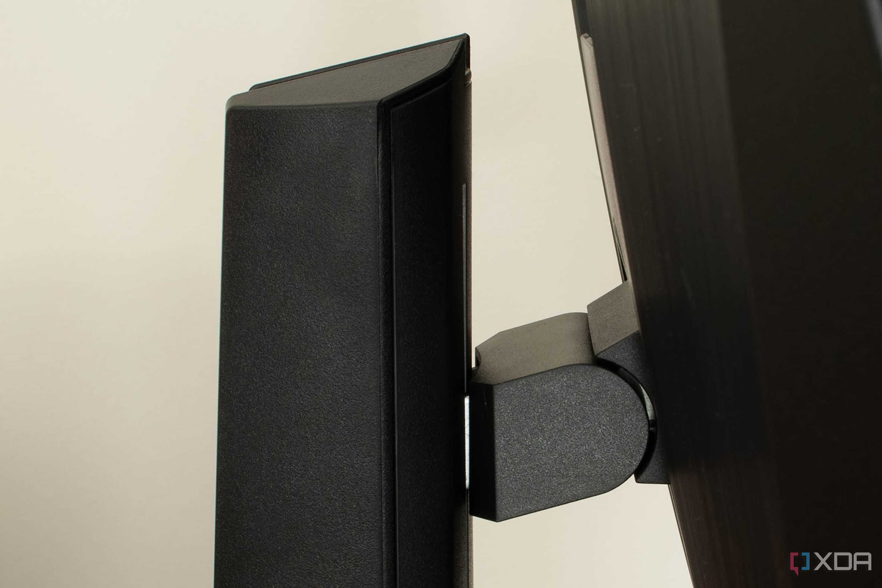 MSI-272URX-QD-OLED-stand-arm