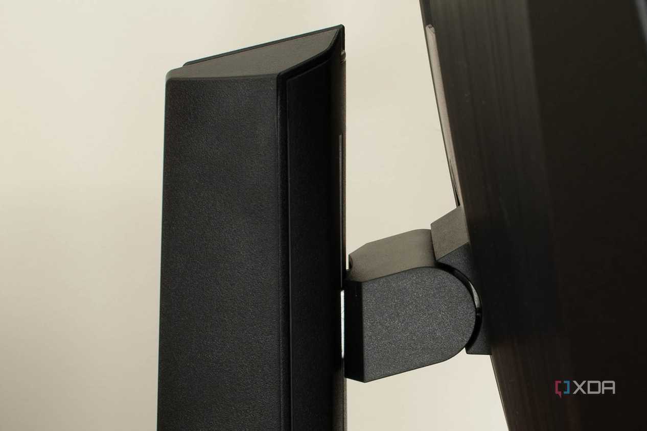 MSI-272URX-QD-OLED-stand-arm