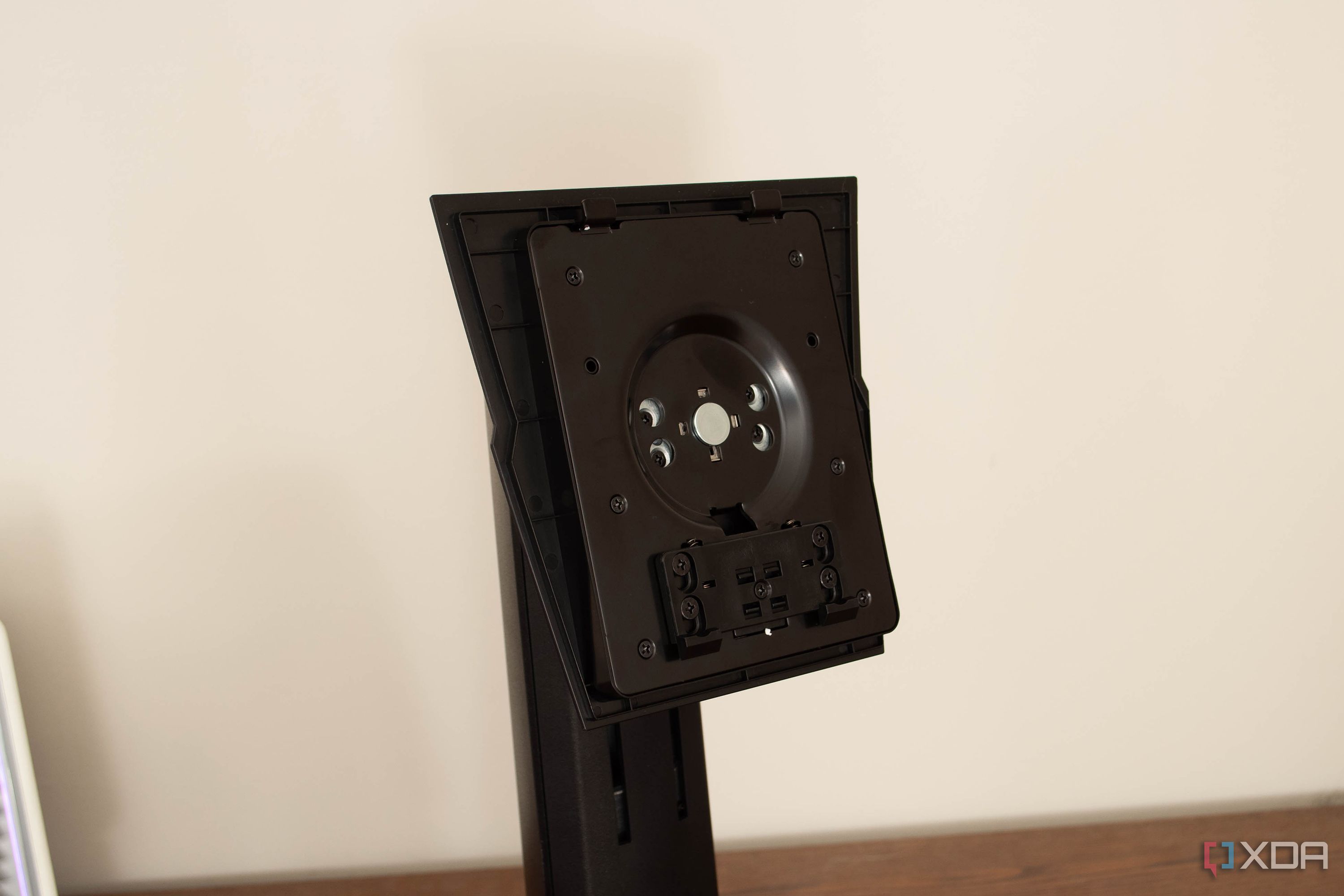 MSI-272URX-QD-OLED-stand-mount