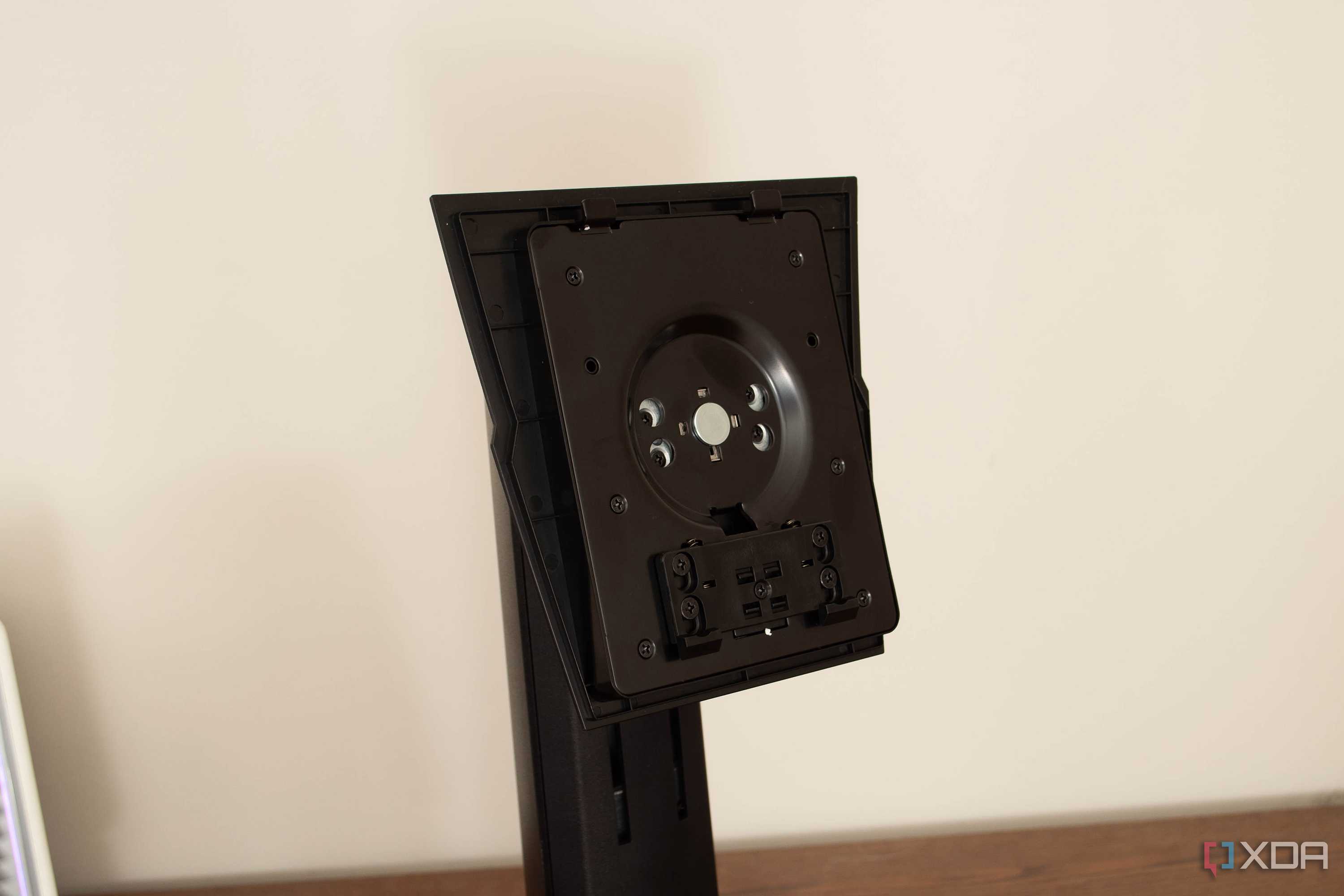 MSI-272URX-QD-OLED-stand-mount