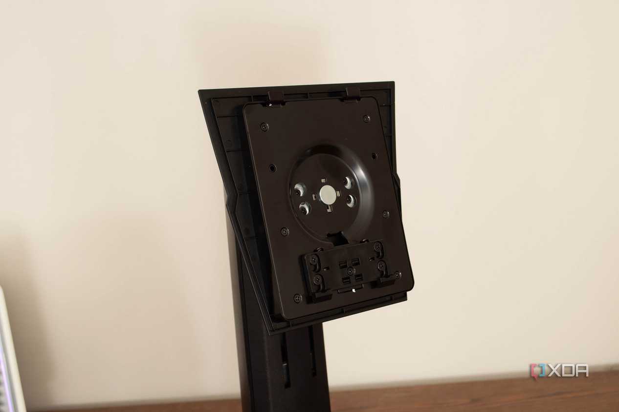 MSI-272URX-QD-OLED-stand-mount